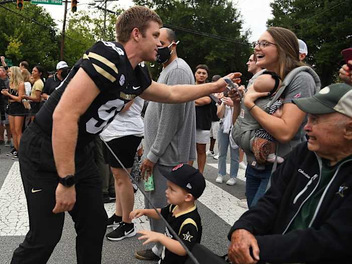 Vanderbilt TE Tommy Smith with his family
